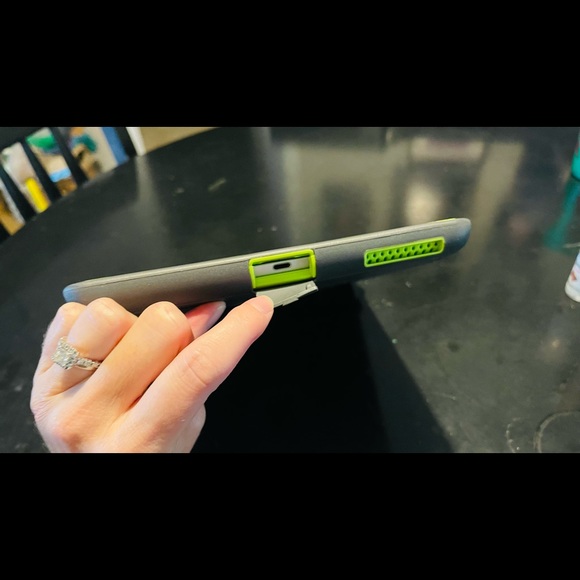 iPad A1458 - Picture 10 of 13